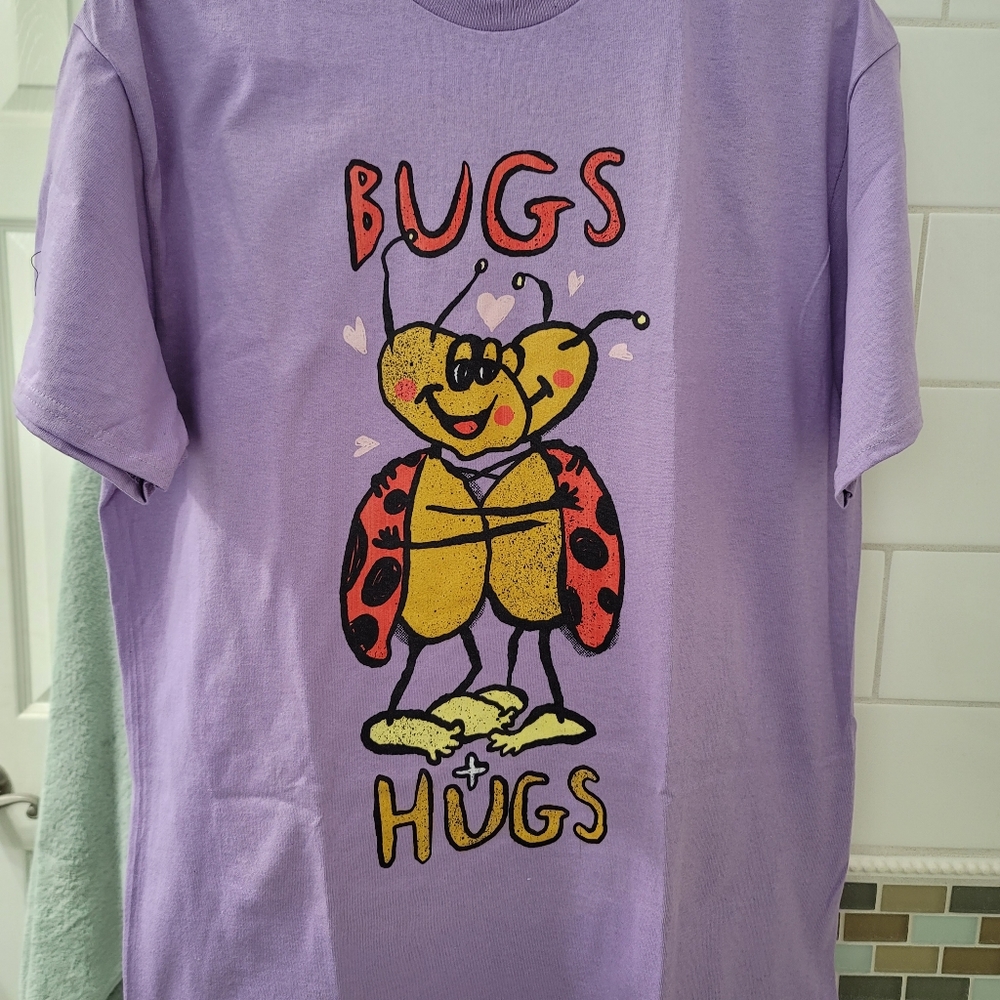 Unisex L Bugs + Hugs t shirt
